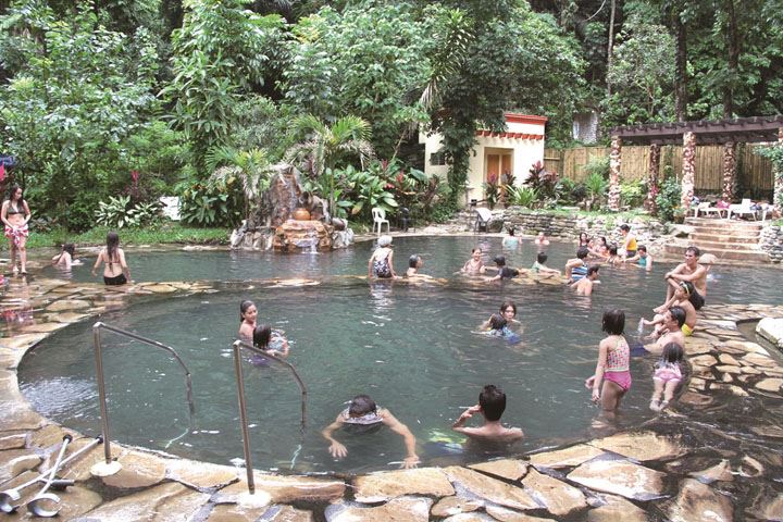 （上）水着姿でぬるい温水プールにつかる地元の人たち。熱いお湯は苦手のようだ　 （左下）リゾートの池ではボート遊びもできる