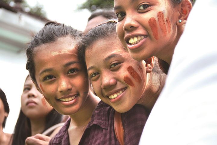 顔に粘土を塗った少女ら。祭りの参加者もマッドパックを体験