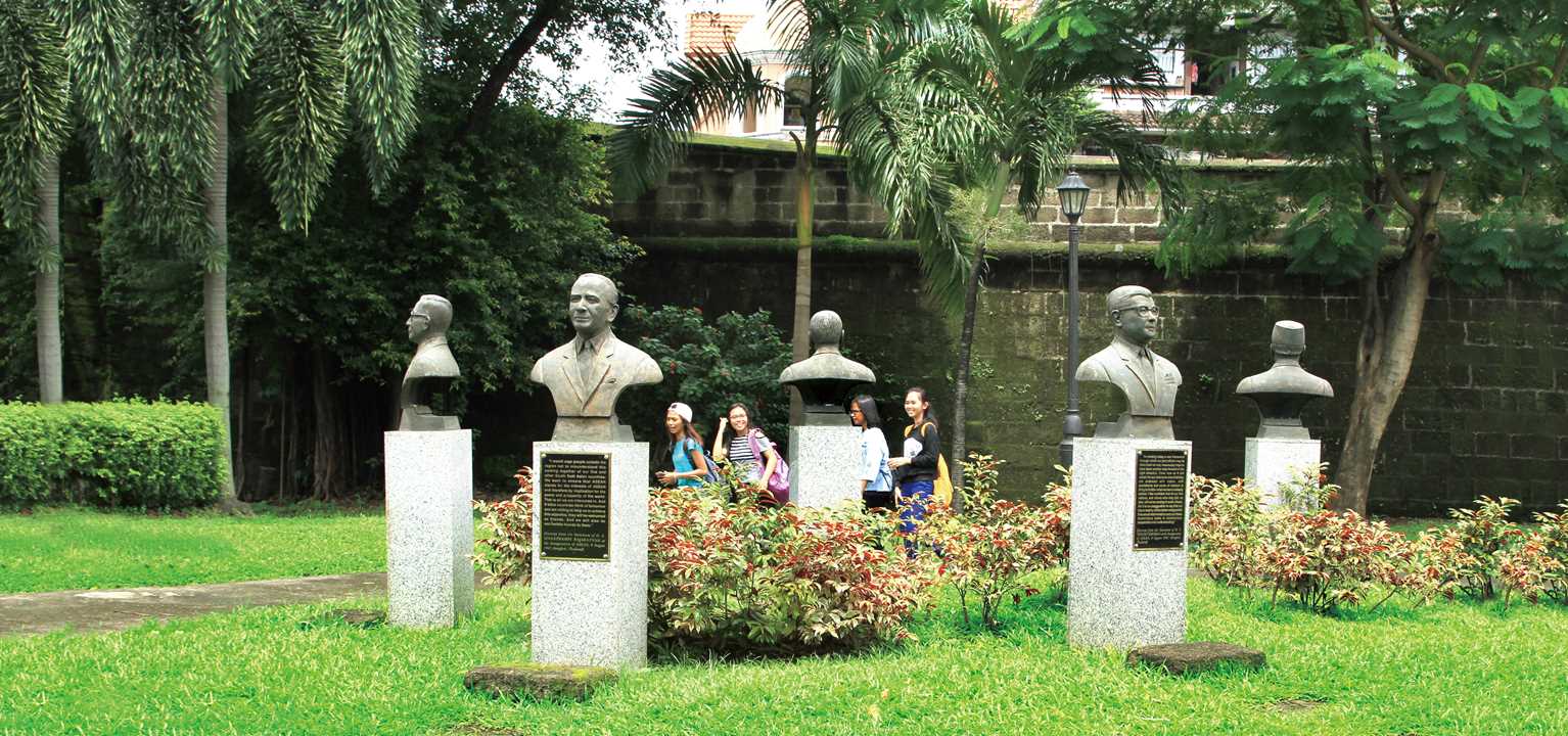 発足当時の5カ国代表の銅像が立つ