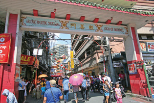 中華街の入り口に建つ親善門　The Friendship Gate built at the entrance of Chinatown.