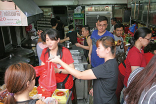 ジューシーな肉まんじゅうが人気　Shanghai Fried Siopao is very popular with its juicy meat filling.