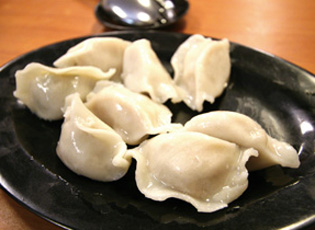 ビノンド教会裏の通りにある新竹餃子館の水餃子　Water dumplings served by Tasty Dumpling Shop on the street behind Binondo Church.