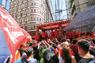 エストラーダ市長がパレードに登場　 Mayor Joseph Estrada appears in a float in the parade.