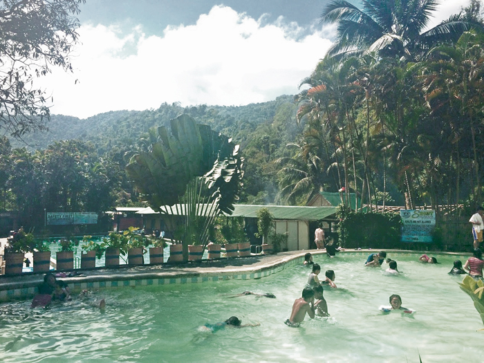 子ども用温泉プール。奥が大人用The children's hot spring pool. Behind it is the pool for adults. 