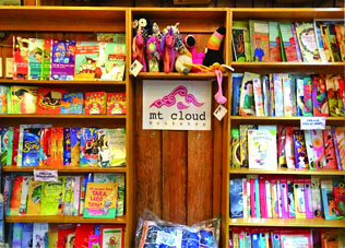 子供たちのための絵本コーナー Picture-book corner for children