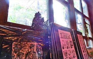 自然光を活かした店内。バギオの作家のアート作品も販売Inside the store that made use of natural light. Artwork of Baguio's writer also sell.